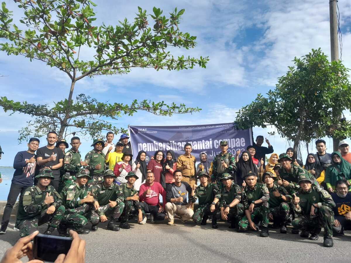 Hari Lingkungan Hidup Sedunia, Semua Staf DLH, Camat, Lurah, TNI dan Warga Gotong Royong Bersihkan Pantai Cempae
